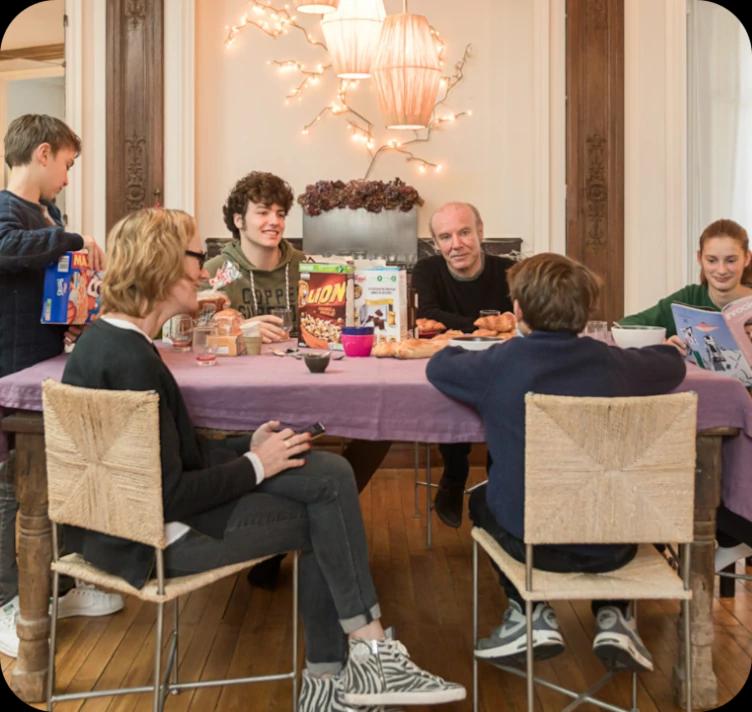 Un groupe de personne à une table de petit-déjeuner