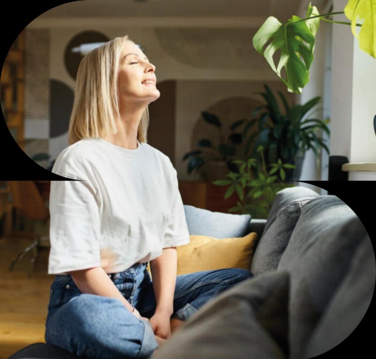 Une femme profite de la lumière du soleil dans son salon