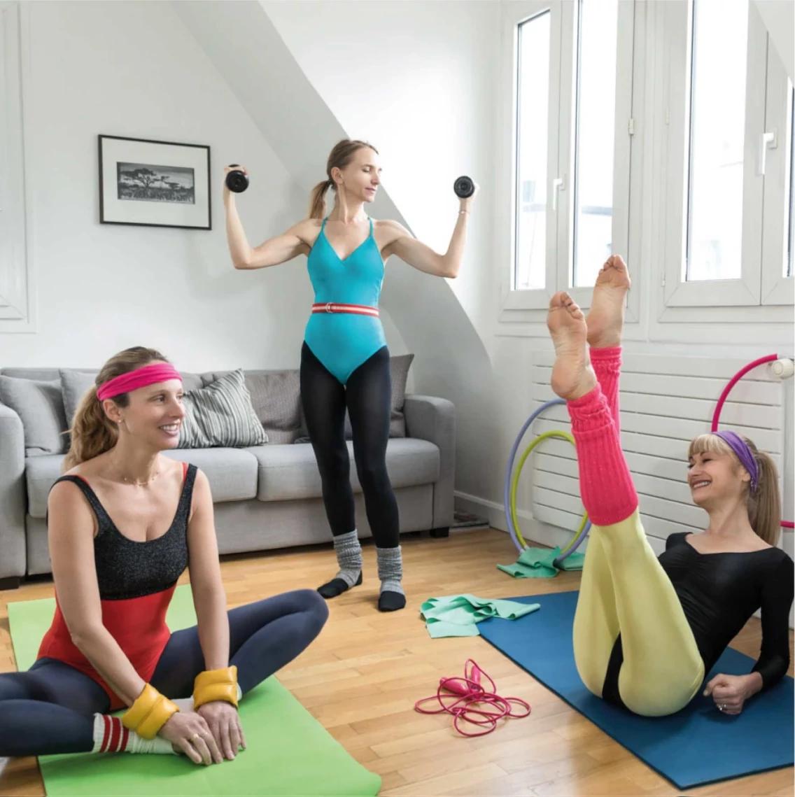 Trois femmes font du sport dans un salon